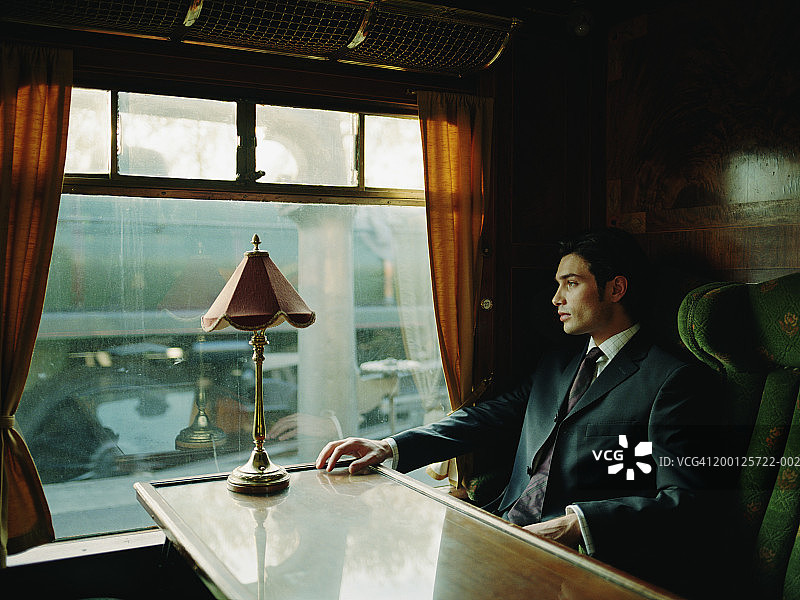 望着窗外的年轻商人图片素材