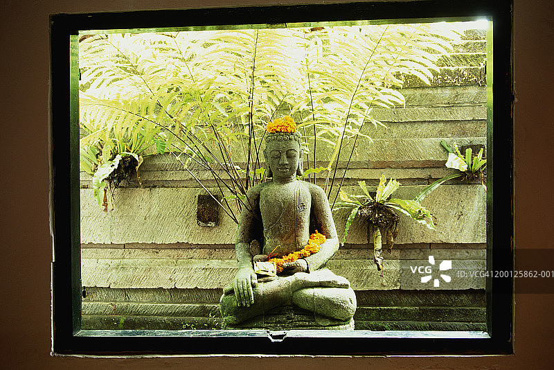 带有祈祷祭品的佛像图片素材