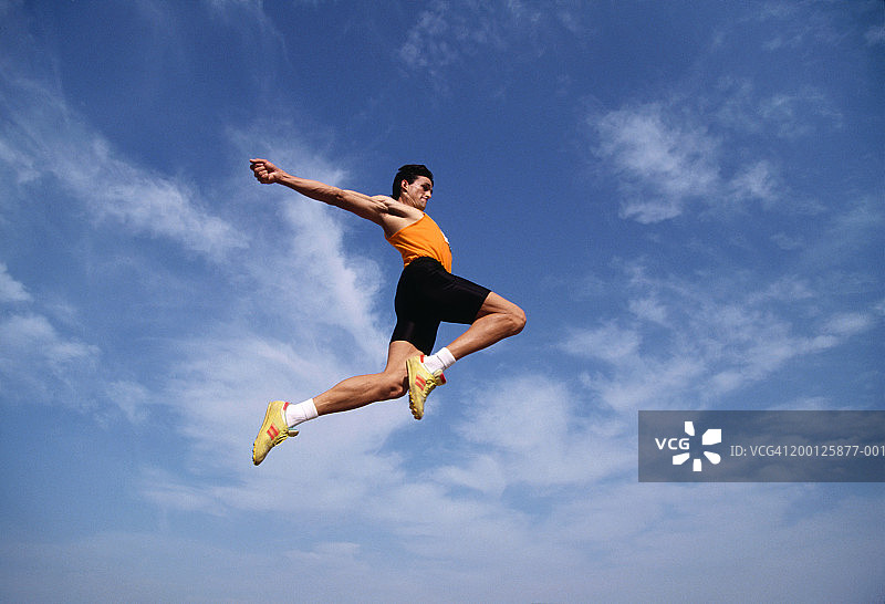 男子跳远，低角度视角图片素材