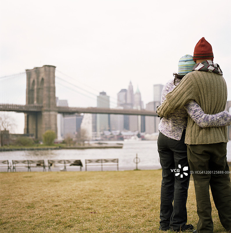 美国纽约布鲁克林情侣观赏城市天际线（背影）图片素材