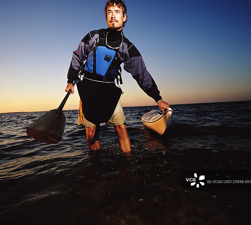 在水中划船的皮划艇爱好者图片素材