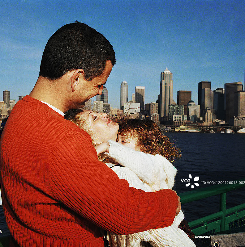 父母和女儿(2-4岁)在渡轮甲板上图片素材