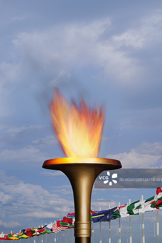火炬后方飘扬的各国国旗（数字合成图）图片素材