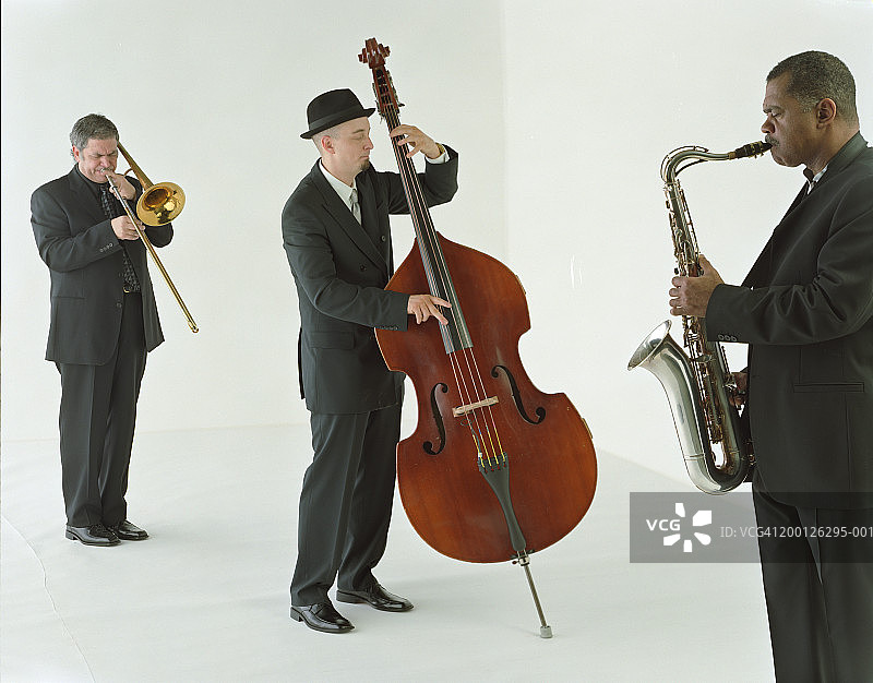 演奏萨克斯、长号和贝斯的爵士乐队图片素材