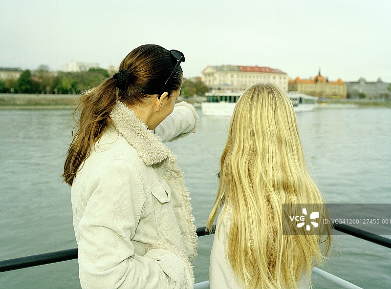 斯洛伐克布拉迪斯拉发：多瑙河边的妇女和女孩（后视图）图片素材