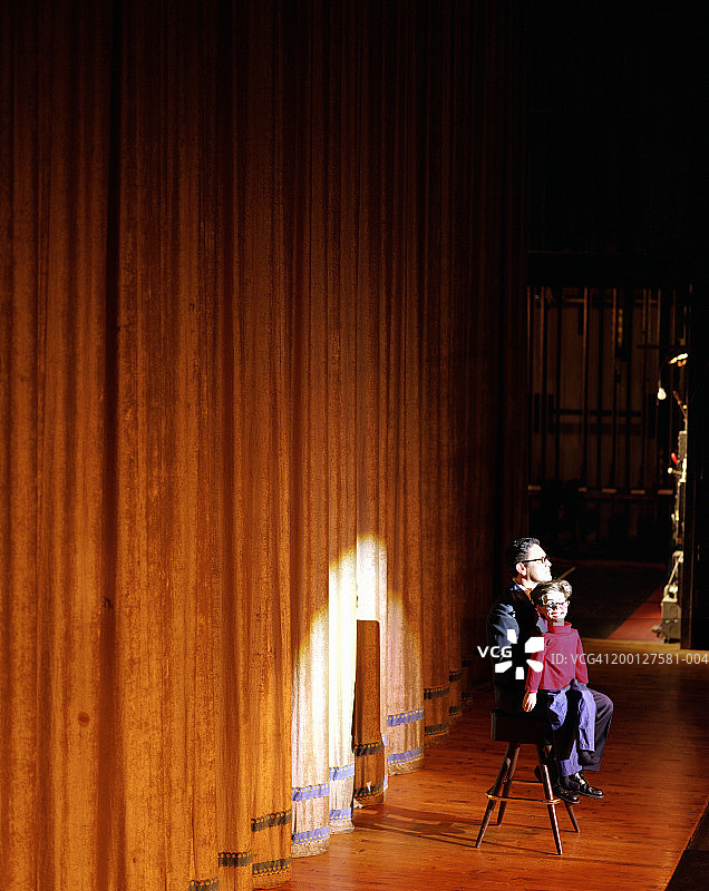 腹语表演者与木偶在舞台上图片素材