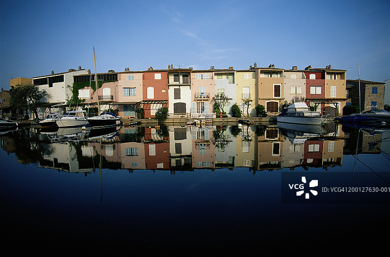 法国蔚蓝海岸，格里莫港，水面倒影的房屋和船只图片素材
