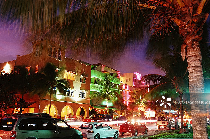 美国佛罗里达州迈阿密，装饰艺术区，夜晚的海洋大道图片素材