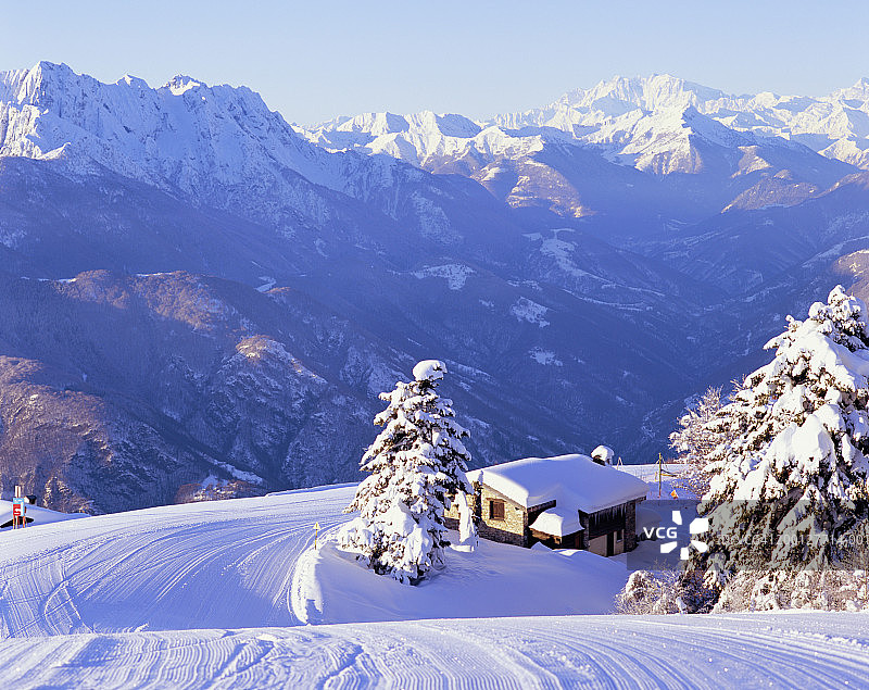 瑞士提契诺卡达达：阿尔卑斯山的房屋，冬季图片素材