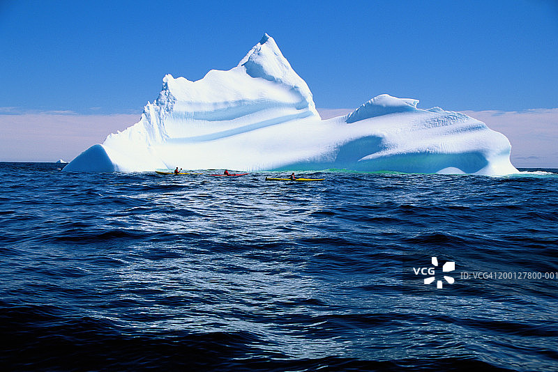 冰山附近的皮划艇图片素材