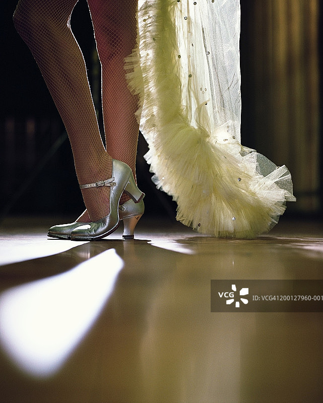 穿着渔网袜的模特，低角度拍摄图片素材