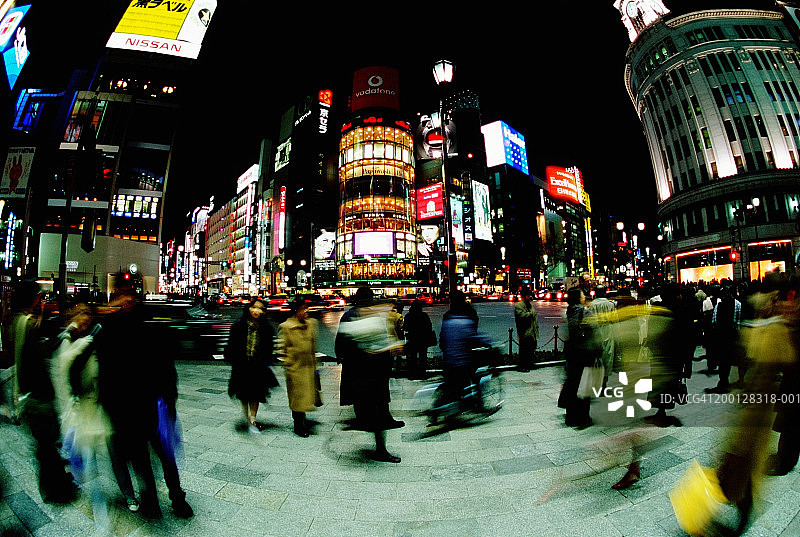 日本东京银座夜景：街上行人（虚焦）图片素材