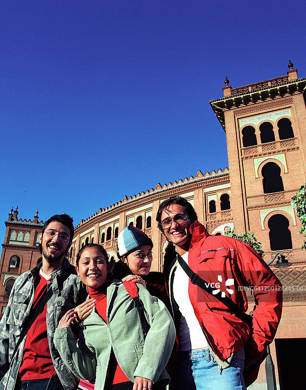 西班牙马德里拉斯本塔斯斗牛场外的朋友合影图片素材