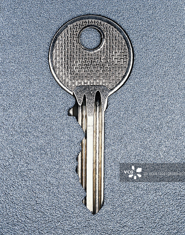 灰色表面上的银色钥匙特写图片素材