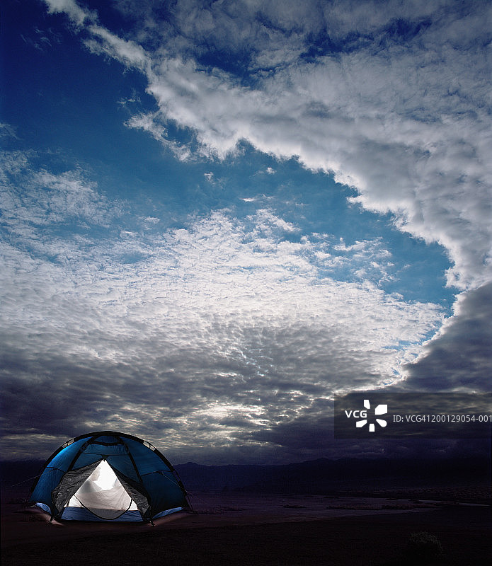 沙漠中发光的帐篷里的男人（数字合成）图片素材