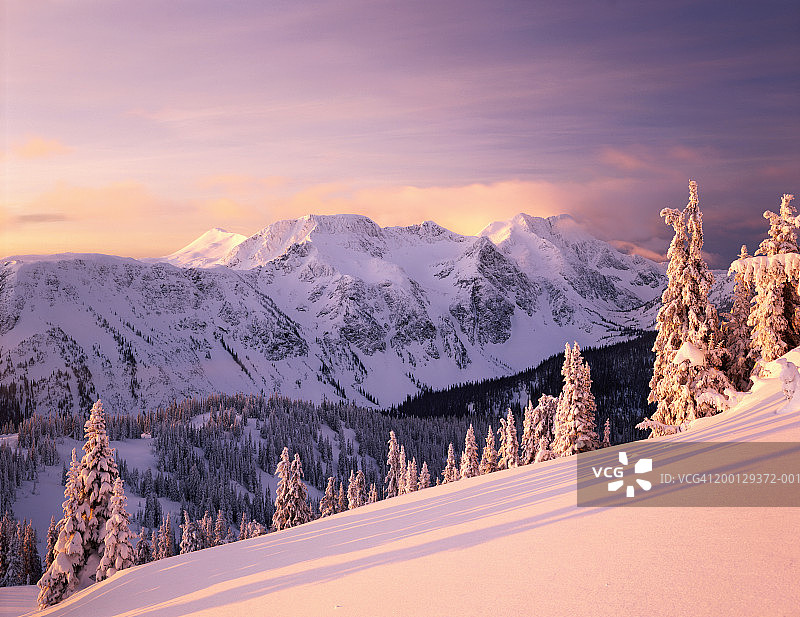 加拿大不列颠哥伦比亚省卡里布山脉冬季黎明图片素材