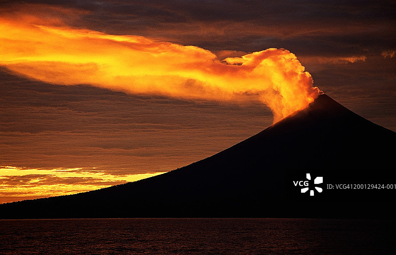 巴布亚新几内亚新不列颠乌拉温火山日出图片素材