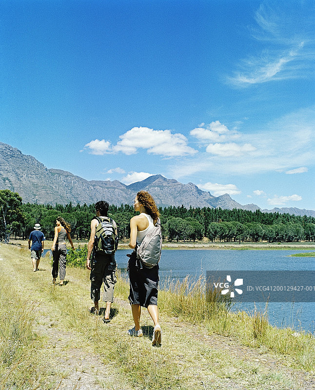 南非开普省：四人在湖边行走（后视图）图片素材