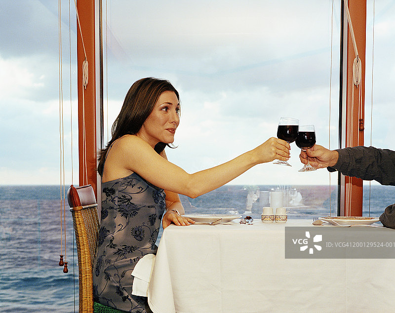 情侣在游轮上举杯庆祝图片素材