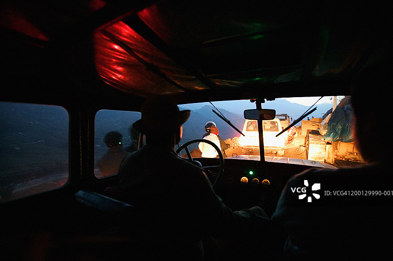 汽车因道路施工延误而受阻（后座视角）图片素材