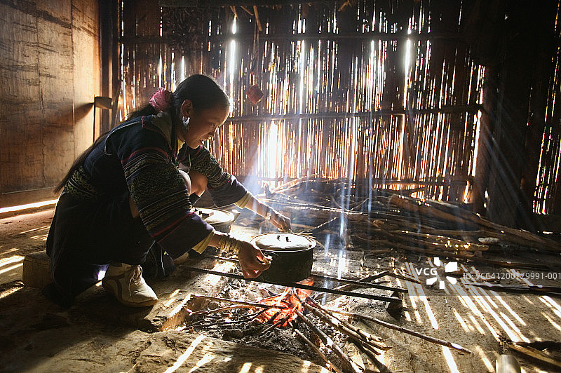 越南，韩涛村，妇女烧水锅图片素材