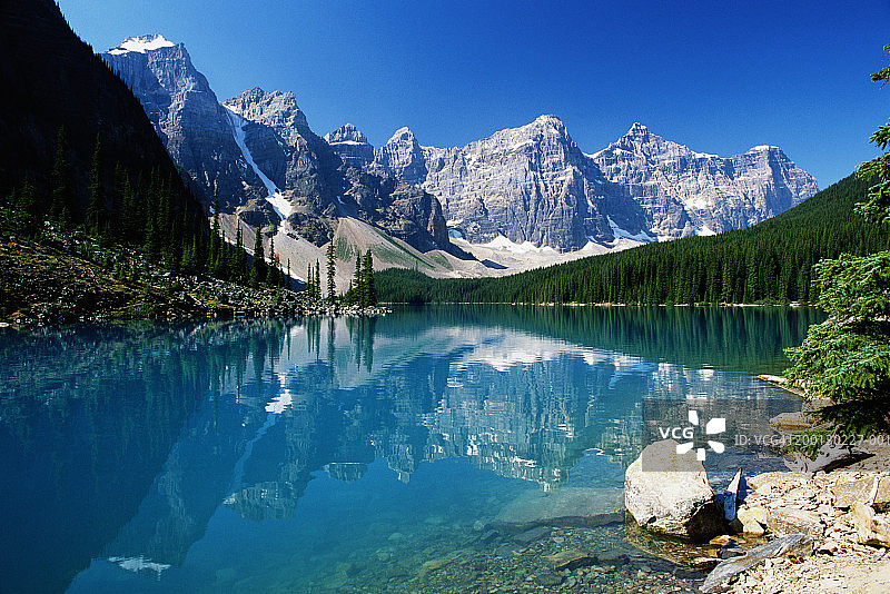 加拿大艾伯塔省班夫国家公园梦莲湖和文克奇姆纳山脉图片素材