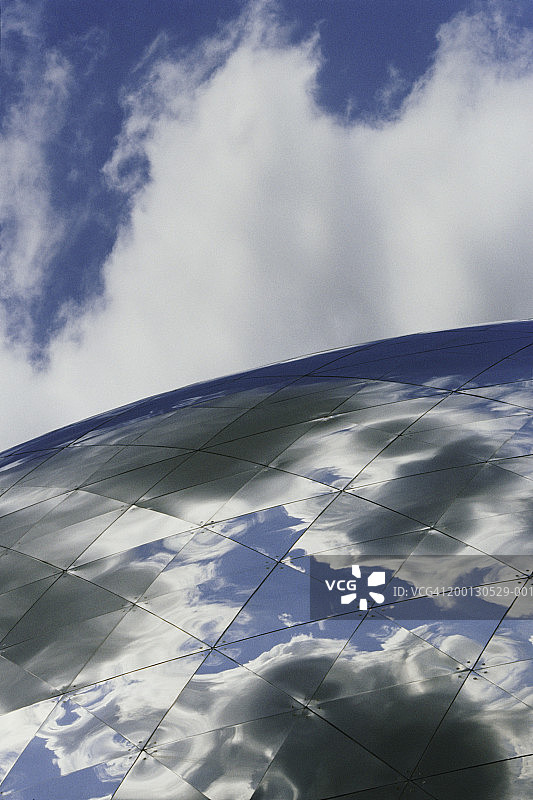 金属穹顶反射的云彩图片素材