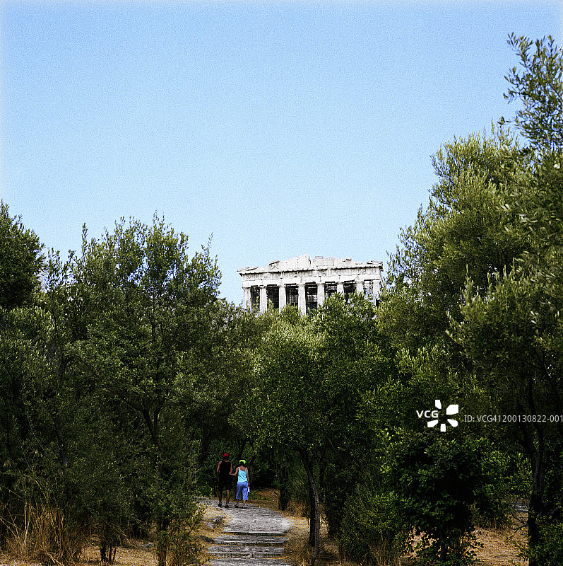 希腊雅典卫城情侣登山背影图片素材