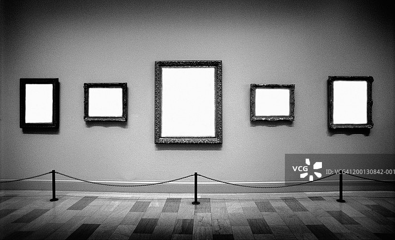 艺术画廊里的空画框（数字合成，黑白）图片素材
