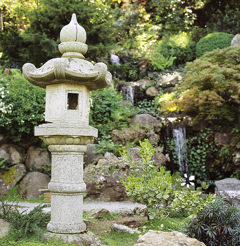 日式庭院与春日石灯笼图片素材