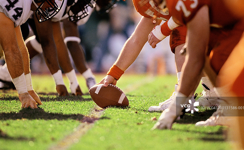 美式橄榄球比赛：争球线上的球员特写图片素材