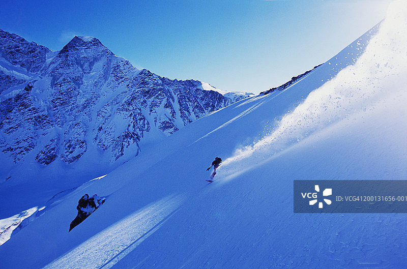 俄罗斯高加索山脉：滑雪者在切格特山速降图片素材