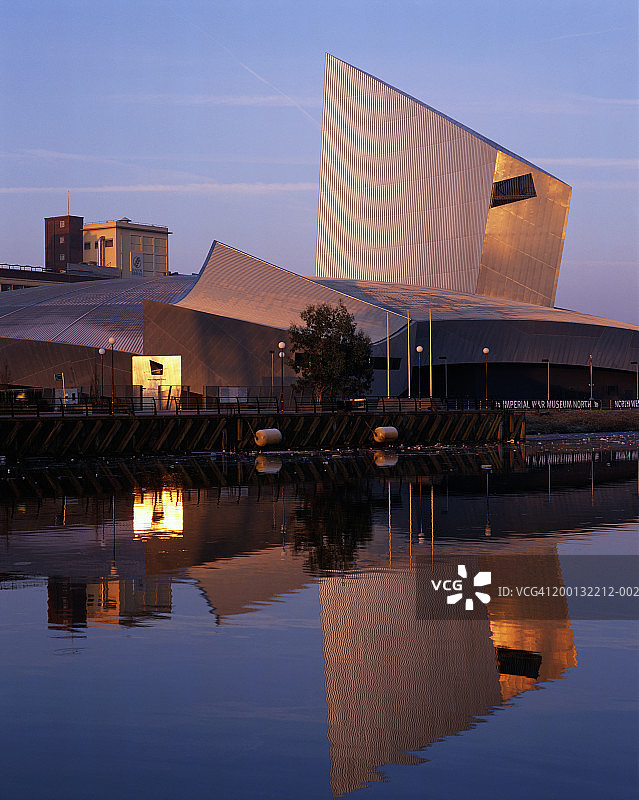 英国曼彻斯特索尔福德码头建筑倒影，黎明时分图片素材