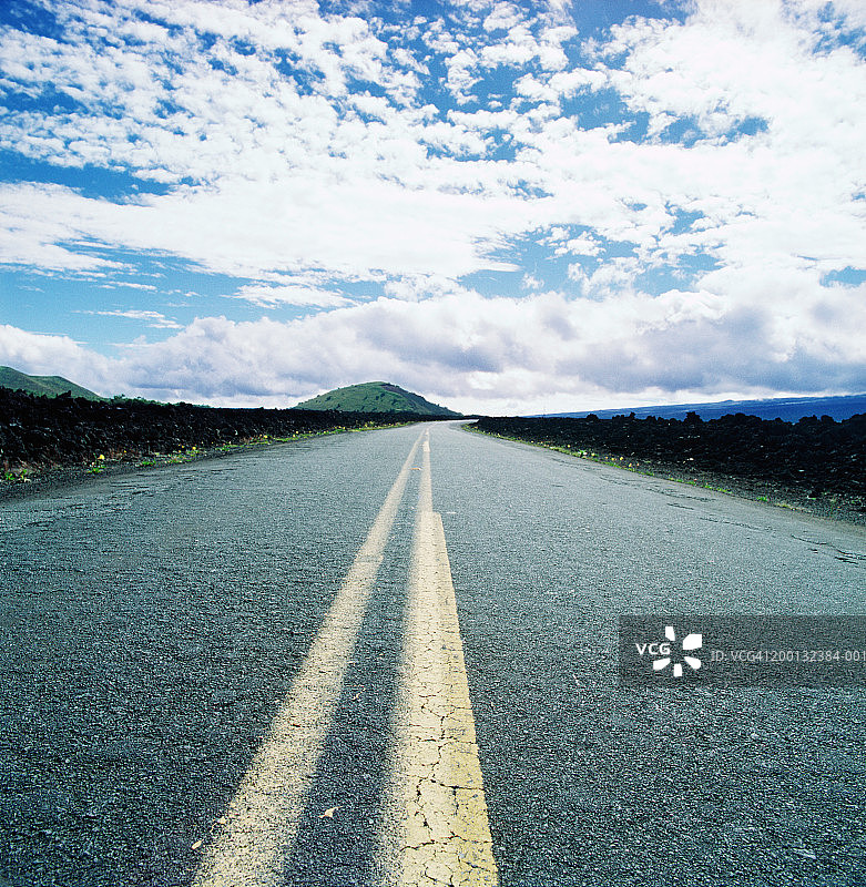 穿过熔岩原的公路图片素材