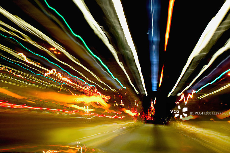 夜间收费站的汽车（长曝光）图片素材