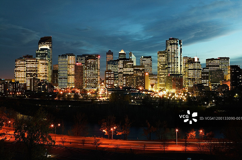 加拿大艾伯塔省卡尔加里城市天际线黄昏景色图片素材