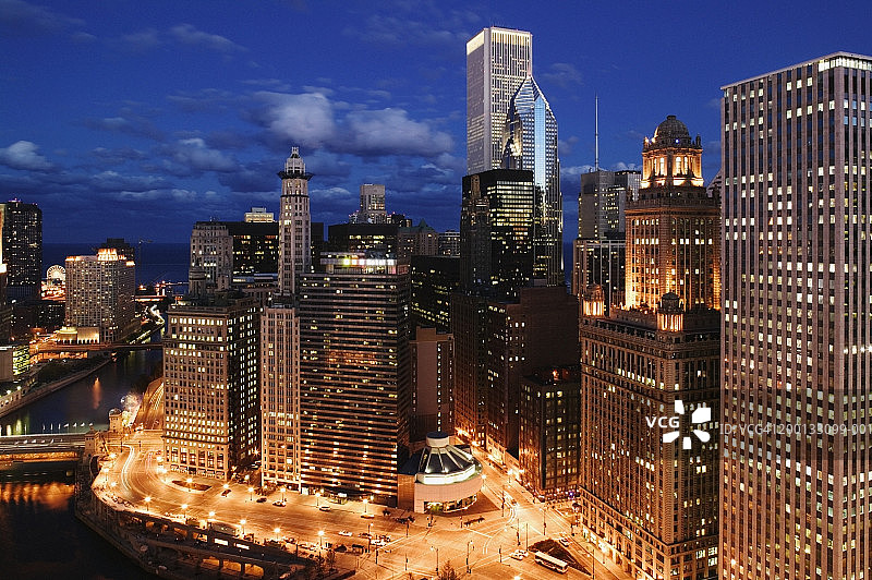 美国伊利诺伊州芝加哥环线东瓦克大道黄昏景色图片素材