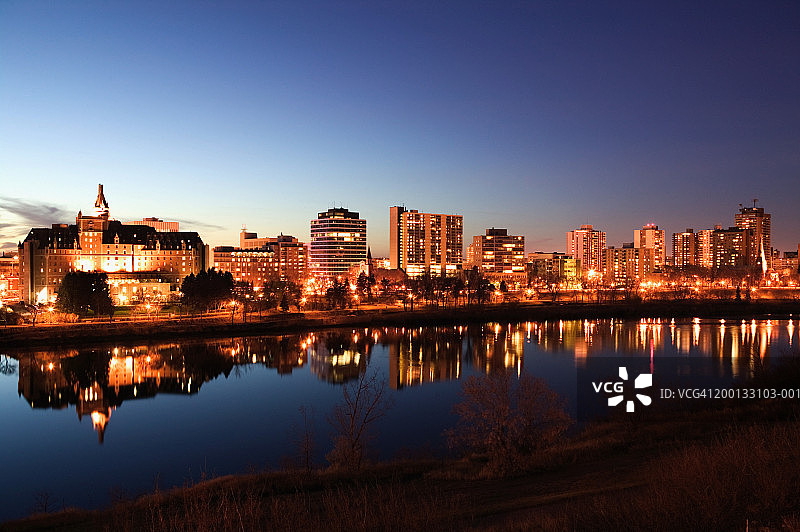 加拿大萨斯喀彻温省萨斯卡通：天际线和南萨斯喀彻温河图片素材