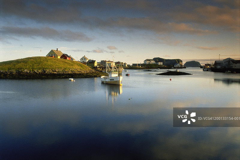 挪威罗斯特岛湖上的船只图片素材