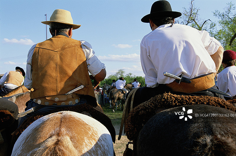 骑在马背上的牛仔（背面视角）图片素材