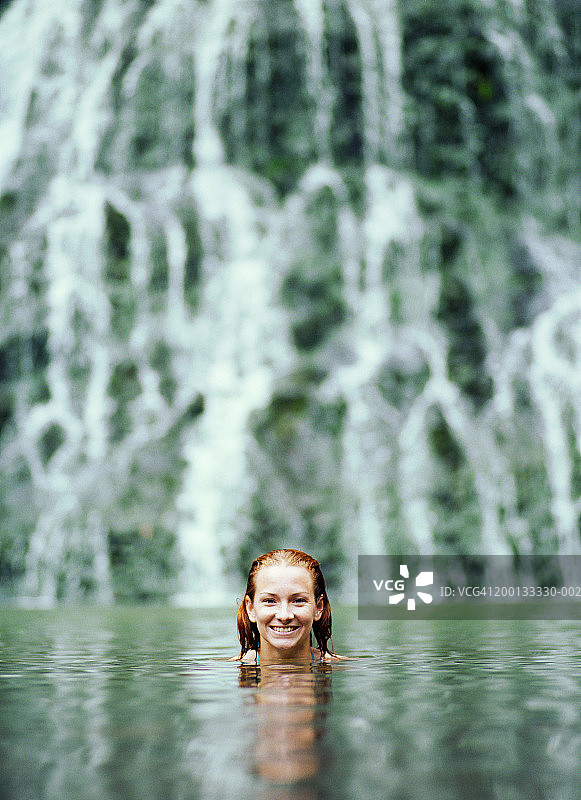 卡雷卡雷瀑布脚下游泳的年轻女子肖像图片素材