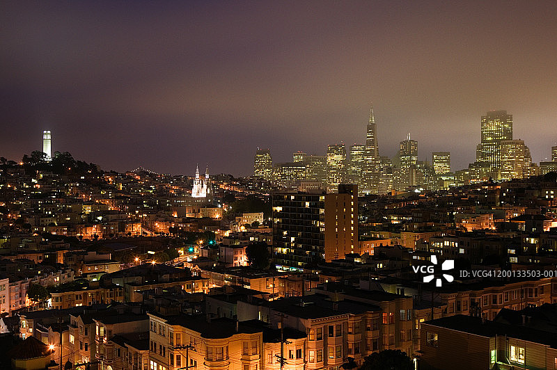 美国加利福尼亚州旧金山的城市天际线和屋顶夜景图片素材
