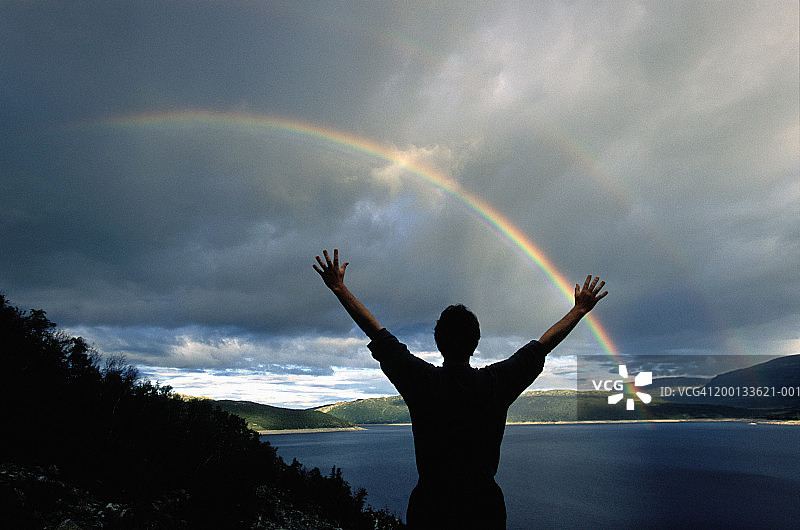 男人在湖边观看双彩虹（后视图）图片素材
