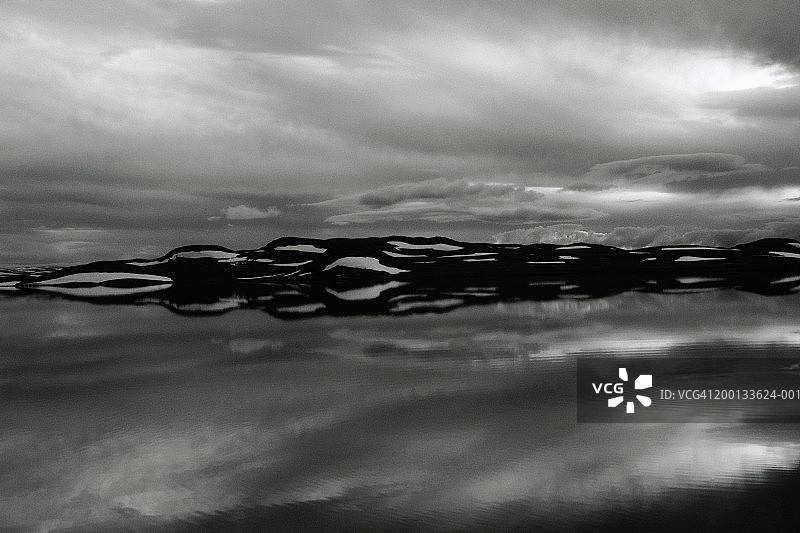 山间湖泊倒影（黑白颗粒感）图片素材