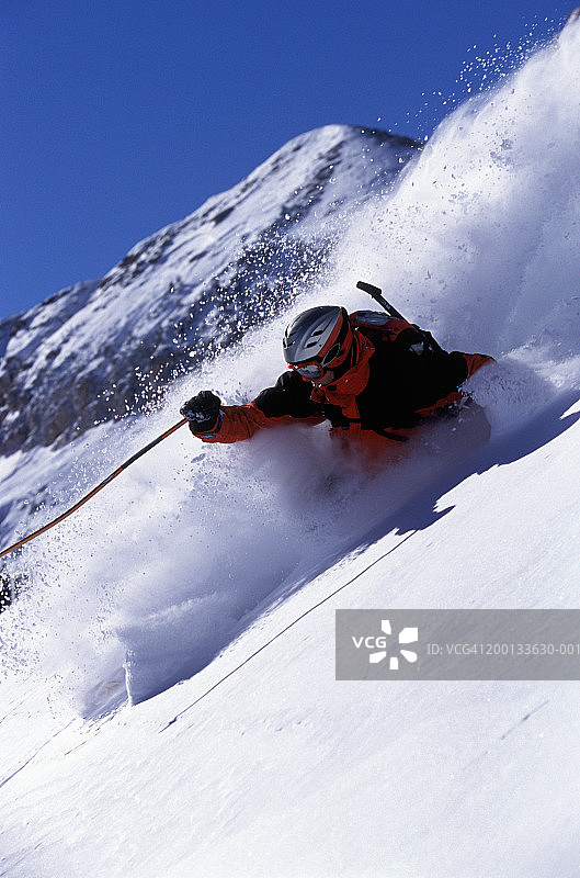 男人在厚厚的粉雪中滑雪图片素材