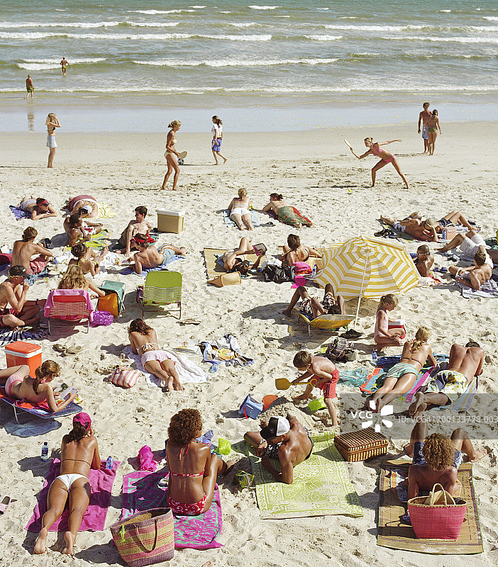 沙滩上的人群图片素材