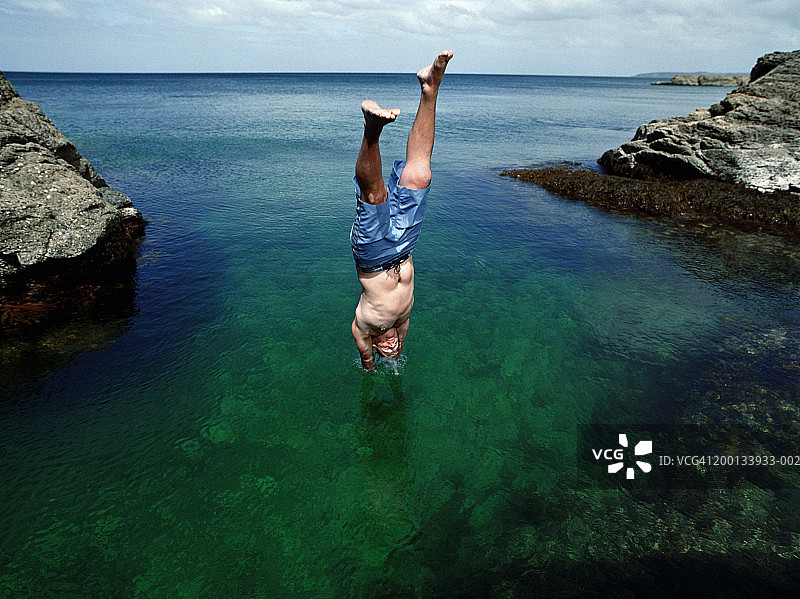 跳入水中的年轻男子图片素材