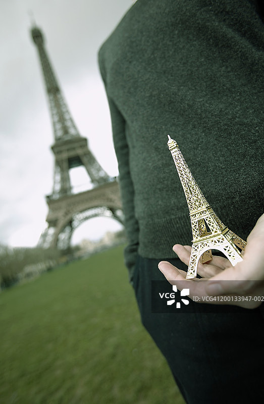 法国巴黎：女子手持埃菲尔铁塔模型图片素材