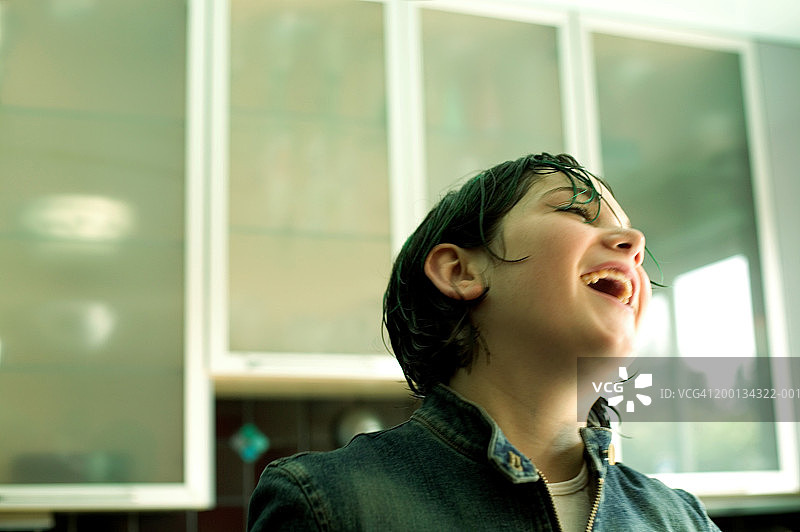 染着绿色头发的少女笑着图片素材
