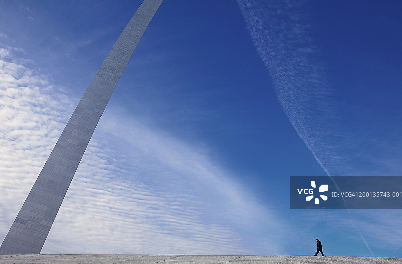 美国密苏里州圣路易斯：拱门边的男人图片素材